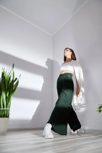 Model Modern Stylish Clothes Posing Photographer White Wall — Stock Fotó