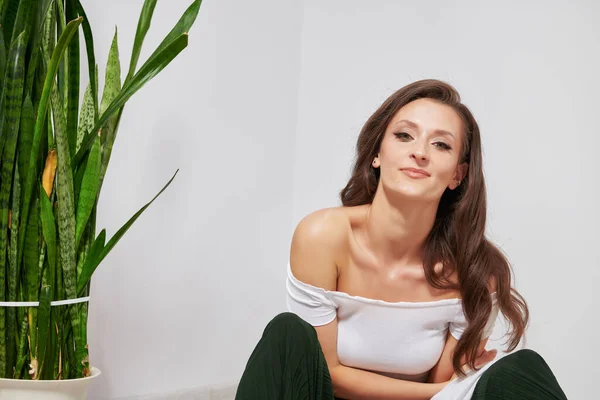 Retrato Una Chica Bronceada Con Cabello Oscuro Cerca Una Planta — Foto de Stock