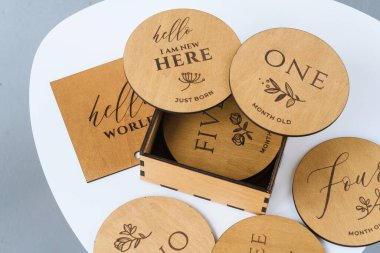 Beyaz bir masada çeşitli elementlerle hediye ahşap kutu.