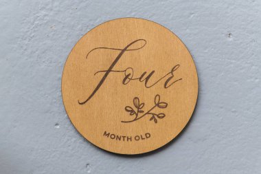 Gri arkaplanda dört yazılı ahşap tahta.