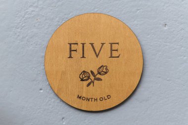 Üzerinde gri arkaplan yazan tahta yuvarlak tahta.