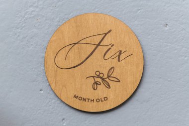 Ahşap yuvarlak tahta üzerinde altı yazılı gri arkaplan