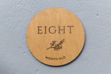 Gri arkaplanda sekiz yazılı ahşap yuvarlak tahta.