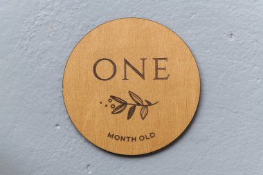 Üzerinde gri arkaplan yazan tahta yuvarlak tahta.