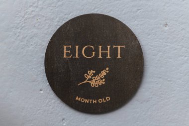 Koyu ahşap yuvarlak tahta ve gri arkaplanda sekiz yazılıydı.