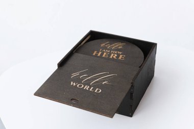 Beyaz arka planda koyu renkli ahşap kutuyu aç