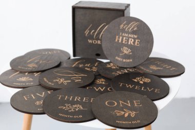 Siyah yuvarlak tahta tahtalar, yazıtlar ve beyaz arka planda bir kutu.