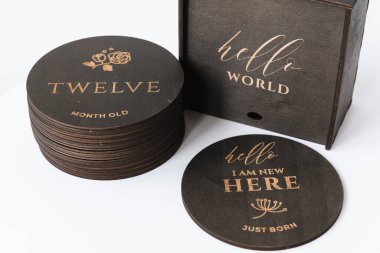 Beyaz zemin üzerinde bir kutu ile koyu yuvarlak ahşap tahtalar