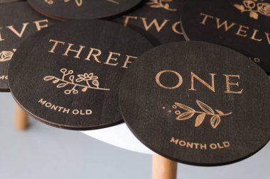 sayılı bir sürü yuvarlak tahta.