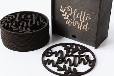 Beyaz arkaplanda siyah kutu ve yuvarlak tahta