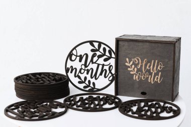 Lazer yanmış tahta tahtalar ve beyaz arka planda aylarca kalacaklar.