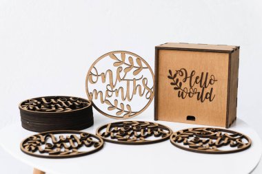 Beyaz arka planda lazer yazıları olan yanmış tahta tahtalar.