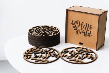 Beyaz arka planda küçük çocukların fotoğrafı için doğal bir ağaçtan hediye.