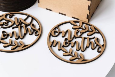 Lazer temizleme tahtaları beyaz arka planda aylarca listelenmiş.