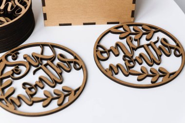 beyaz arka planda aylarca listelenmiş yuvarlak tahta tahtalar