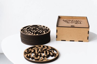 Beyaz arka planda genç çocukları fotoğraflamak için bir dizi doğal odun.