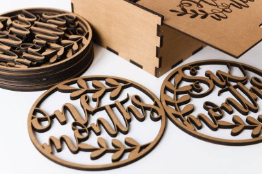 Beyaz arka planda küçük çocukların fotoğraflarını çekmeye hazır olun.