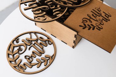 Tahta kutu ve beyaz arka planda tahta yuvarlak tahtalar.