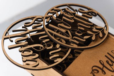 Çocukların fotoğraflarını çekmek için aylar süren dekoratif ahşap tahtalar.