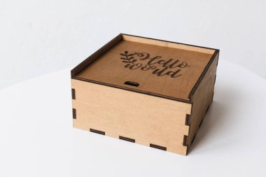 Beyaz arka planda kapalı bir doğal ahşap kutu. en üstteki görünüm