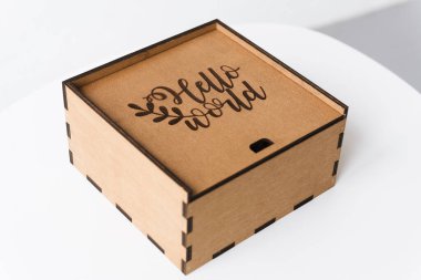 Beyaz arkaplanda yazı olan kapalı ışıklı ahşap kutu