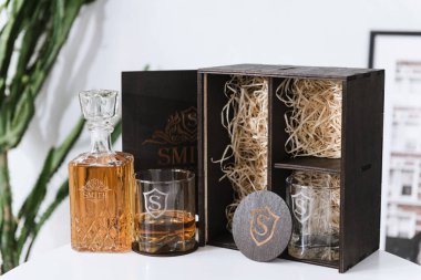 photo set for whiskey in a wooden box and decanter