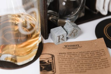 Beyaz bir masaya kazınmış bir adam için alkol seti.