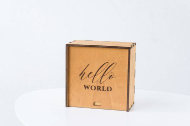 Beyaz arka planda, üzerinde 