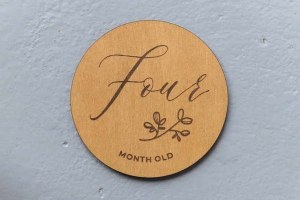 Gri arkaplanda dört yazılı ahşap tahta.