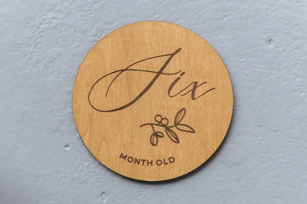 Ahşap yuvarlak tahta üzerinde altı yazılı gri arkaplan