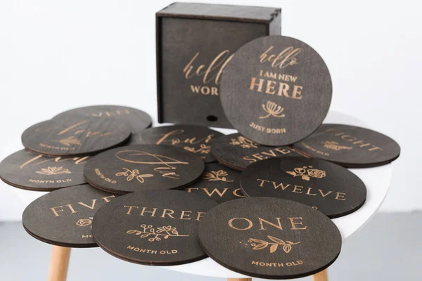 Siyah yuvarlak tahta tahtalar, yazıtlar ve beyaz arka planda bir kutu.