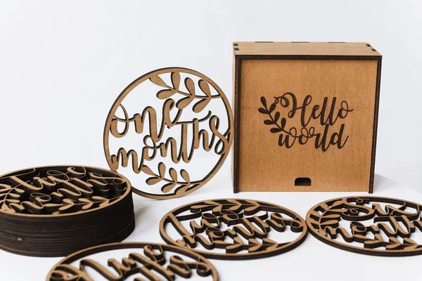 Beyaz arka planda aylarca listelenmiş doğal ahşap hediye seti