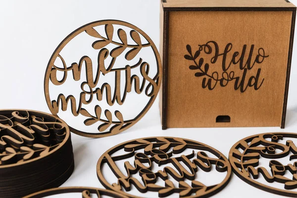 Tahta, yuvarlak, lazerle yakılmış tahta. Beyaz arka planda bir ay önce yazılmış.