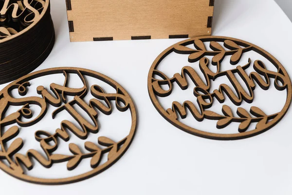 beyaz arka planda aylarca listelenmiş yuvarlak tahta tahtalar