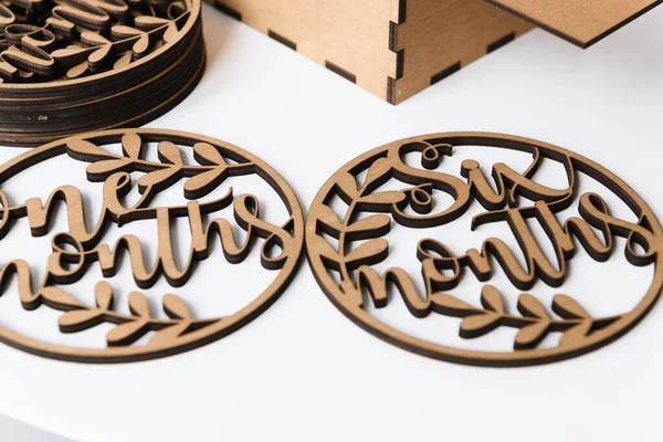 Doğal ahşaptan yapılmış dekoratif hediye seti.