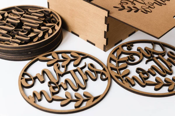 Beyaz arka planda küçük çocukların fotoğraflarını çekmeye hazır olun.