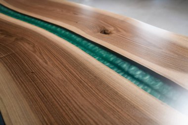 Doğal ahşap ve epoksi reçineden yapılmış parlak bir masa.