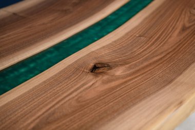 Doğal meşe ve epoksi reçine yeşilinden yapılmış masa.