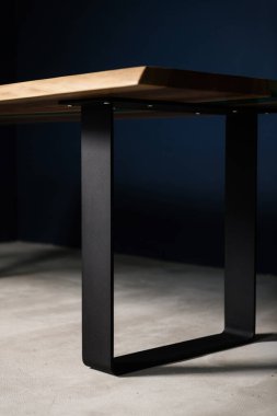 doğal ahşaptan yapılmış masa ve siyah metal bacaklı epoksi.