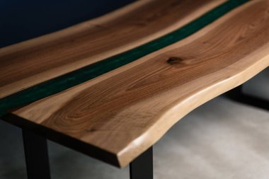 Sağlam meşe ve epoksi reçineden yapılmış büyük bir düğün masası.