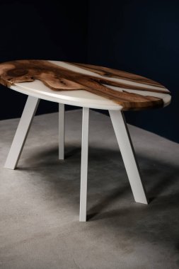 Doğal ahşap ve beyaz epoksi reçineden yapılmış bir masa.