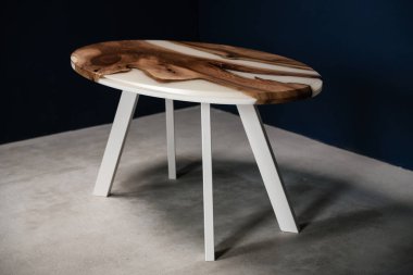 Beyaz epoksi reçine ve doğal ahşaptan yapılmış yeni temiz bir masa.