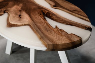 Doğal ahşap ve beyaz epoksi reçineden yapılmış el yapımı bir masa.