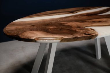 Doğal ahşap ve epoksiden yapılmış nefis bir oval masa.