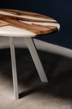 Doğal ahşap ve epoksiden yapılmış yeni bir masa.