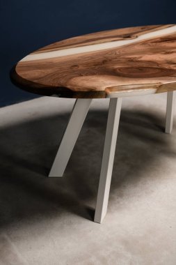 Ahşap ve beyaz epoksi reçineden yapılmış iç dizayn masası.