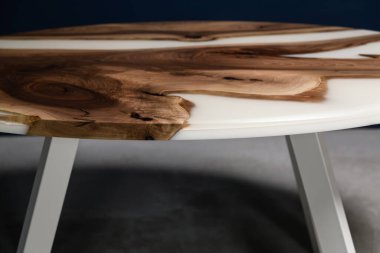 Katı ahşap ve beyaz epoksi reçineden yapılmış el yapımı bir masa.