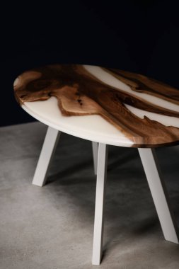 Doğal ahşaptan yapılmış yeni oval masa ve beyaz bacaklı beyaz epoksi reçinesi.