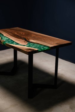 Ahşap ve epoksi 'nin içindeki büyük dikdörtgen masa