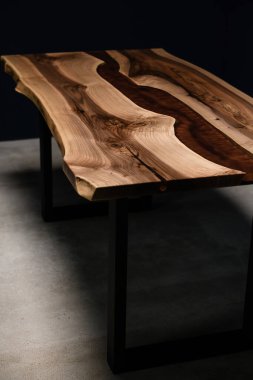 Eski doğal ahşap ve kırmızı epoksi reçineden yapılmış bir masa.